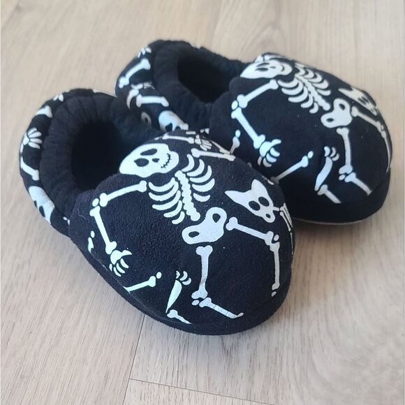 Toddler skeleton slippers - Picture 2 of 3